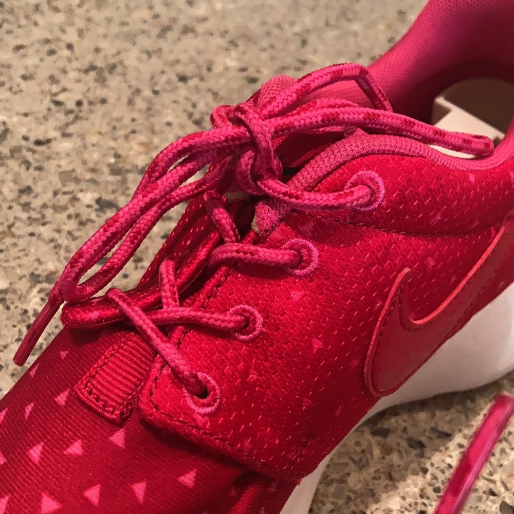 Size 5Y Nike Roshe One GS 'Gym Red' - Picture 10 of 13
